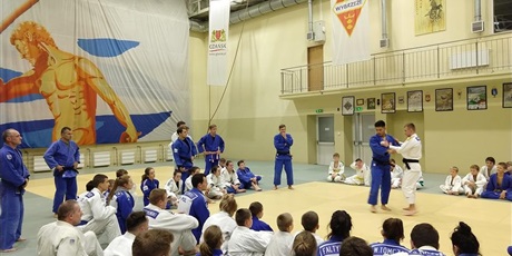 Powiększ grafikę: uczymy-sie-judo-od-najlepszych-judo-11640.jpg