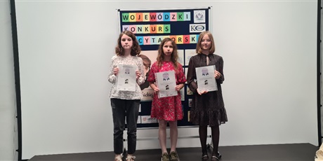 Powiększ grafikę: Na zdjęciu stoją 3 uczennice Sp nr 2 w Gdańsku, Sofiya Rai, Nela Koprowska - zwyciężczyni konkursu w kategorii klasy 4-6 oraz Liwia Wanda